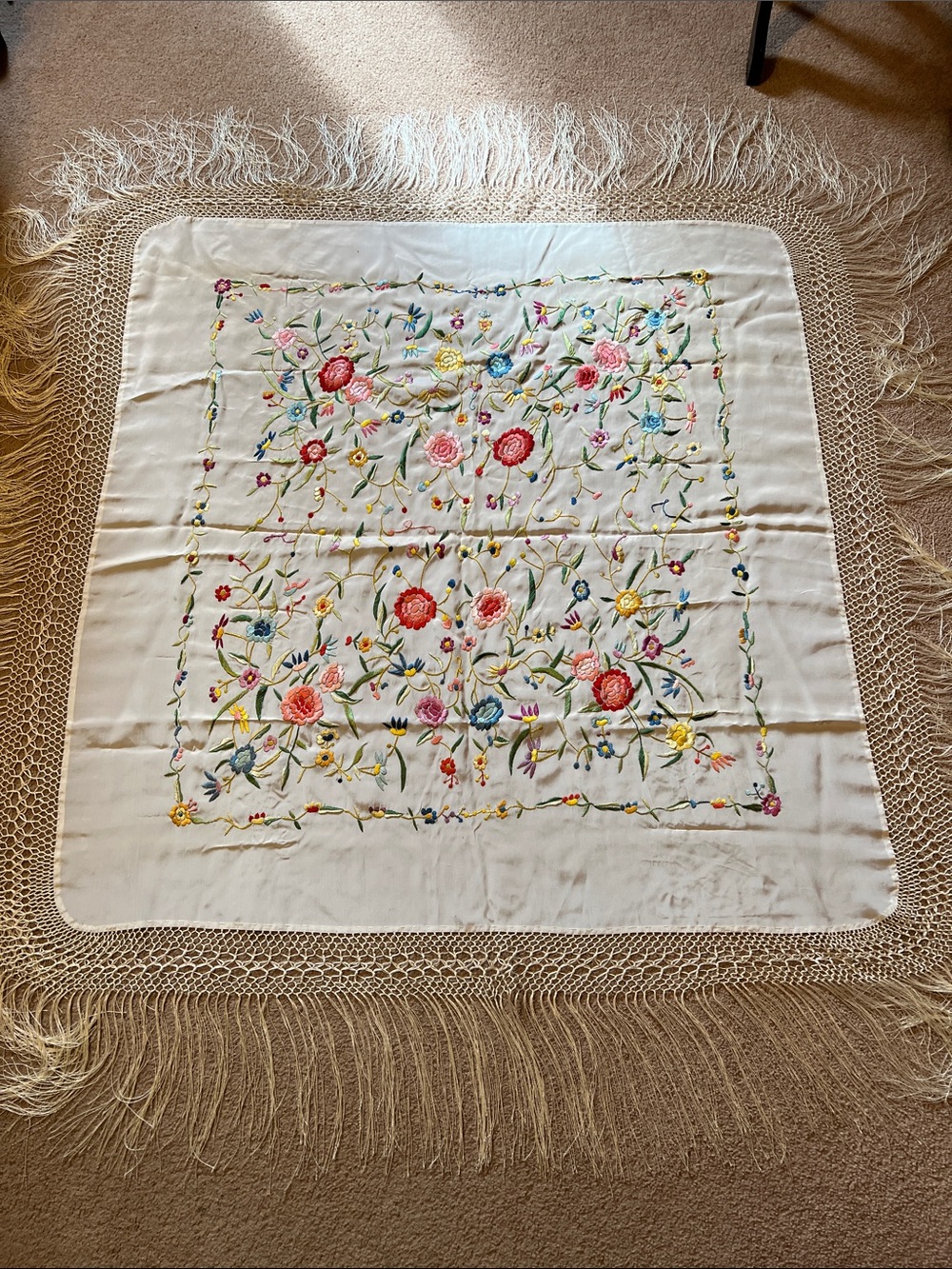 VTG. Marshall Fields &Co. globetrotter piano shawl. Embroidered, Made in Spain - Picture 4 of 11